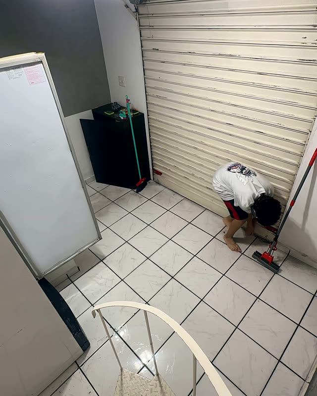 Esfregando o chão