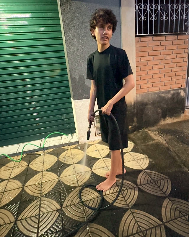 Lavando a calçada da fachada