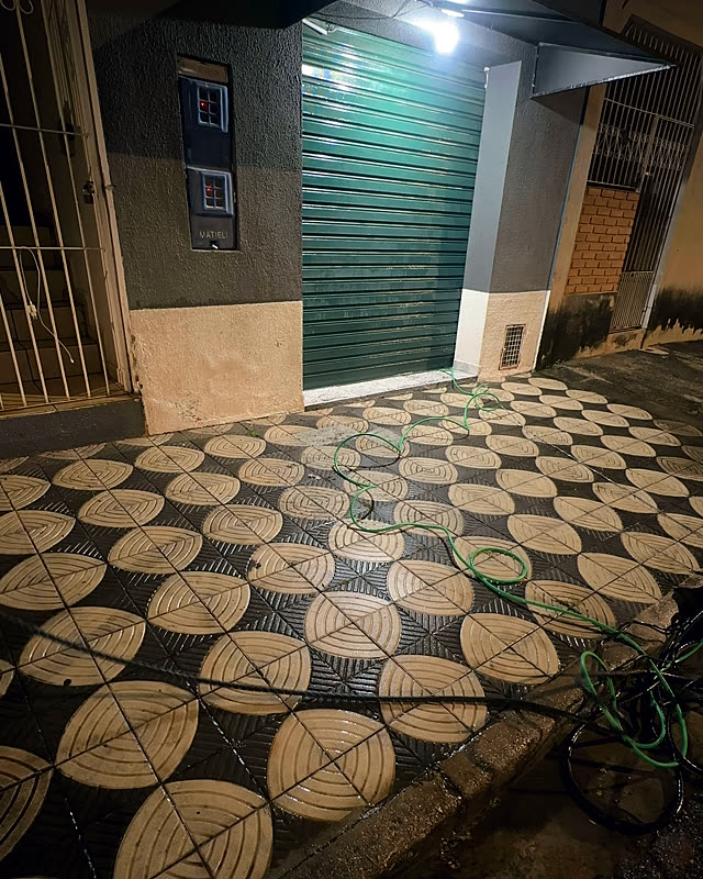 A fachada à noite