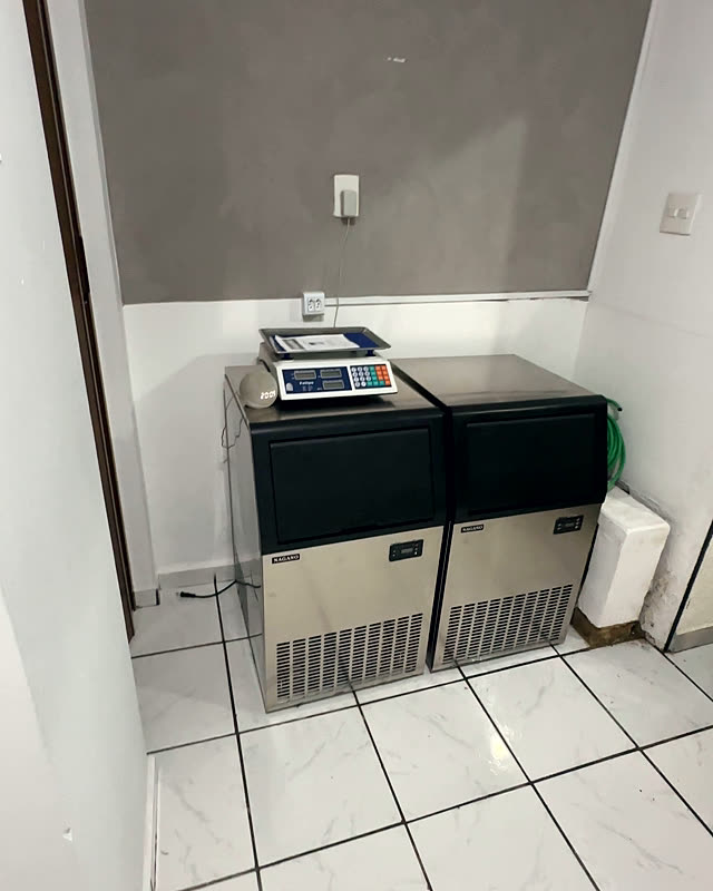 As máquinas no lugar com a balança