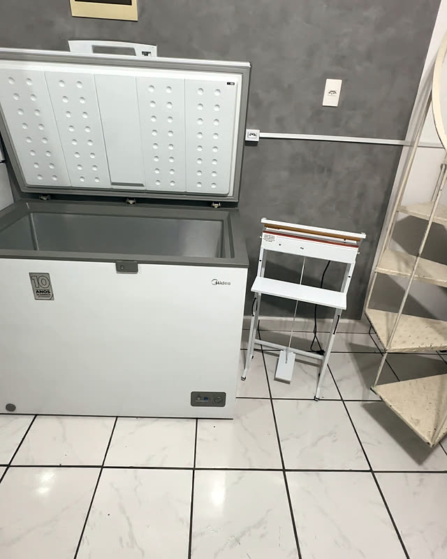 O freezer horizontal limpo